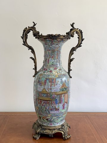 Vase porcelaine monture bronze décor scène de palais Canton Chine fin 19ème 