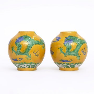 Paire de pots à gingembre en émaux de Sancai décor de dragon et de perle sacrée, Chine dynastie Qing