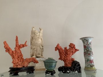 Ensemble de Chinoiseries 19ème: Corail, Ivoire, Email, Porcelaine 